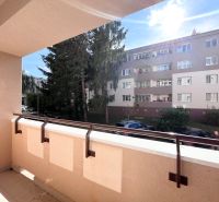 NA PRENÁJOM! Slnečný a zariadený 3i byt 68 m2, ul. Švermova, Trenčín - Balkón 3-izbového bytu na Švermovej ulici, Trenčín s výhľadom na okolitú budovu.