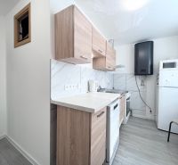 NA PRENÁJOM! Slnečný a zariadený 3i byt 68 m2, ul. Švermova, Trenčín - Kuchyňa v 3-izbovom byte s podlahou s dreveným dekorom a bielymi spotrebičmi.
