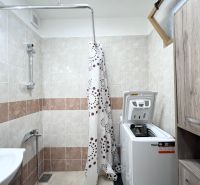 NA PRENÁJOM! Slnečný a zariadený 3i byt 68 m2, ul. Švermova, Trenčín - Kúpeľňa v 3-izbovom byte s práčkou, umývadlom a sprchovacím kútom so závesom.