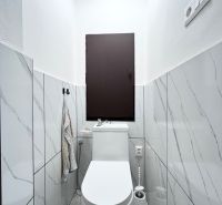 NA PRENÁJOM! Slnečný a zariadený 3i byt 68 m2, ul. Švermova, Trenčín - WC v 3-izbovom byte s mramorovým obkladom a bielou sanitou.