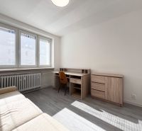 NA PRENÁJOM! Slnečný a zariadený 3i byt 68 m2, ul. Švermova, Trenčín - Obývacia izba s písacím stolom a sedačkou, podlaha s dreveným dekorom v 3-izbovom byte.