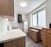 NA PRENÁJOM! Slnečný a zariadený 3i byt 68 m2, ul. Švermova, Trenčín - Kuchyňa v 3-izbovom byte s dlažbou a drevenými skrinkami.
