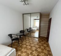 Priestranný a kvalitne zariadený 3-izbový byt – Bratislava, Petržalka - Izba s posteľou, zrkadlovou skriňou, stoličkami, stolíkom a podlahou s dreveným dekorom.