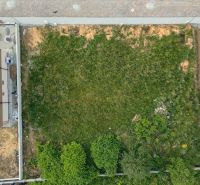 Exkluzívny stavebný pozemok vo Vrútkach | 1 201 m² - Letecký pohľad na pozemok na bývanie v Martine, vedľa priemyselnej budovy.