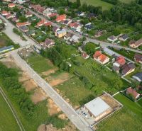 Exkluzívny stavebný pozemok vo Vrútkach | 1 201 m² - Letecký pohľad na pozemky na bývanie v Martine s viditeľnou infraštruktúrou a zeleňou.