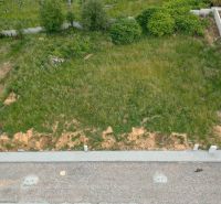 Exkluzívny stavebný pozemok vo Vrútkach | 1 201 m² - Pozemok - bývanie v Martine s trávou a priľahlou cestou, ideálny na výstavbu.