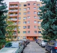 3-izb. byt, Nobelova ul., Nové Mesto, balkón, 5.p./7 - Bytový dom na Nobelovej ulici v Bratislave - Novom Meste, pred ním zaparkované autá.