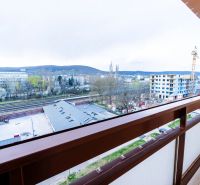 3-izb. byt, Nobelova ul., Nové Mesto, balkón, 5.p./7 - Výhľad z balkóna 3-izbového bytu na Nobelovej ulici, Bratislava - Nové Mesto.