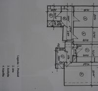 3-izb. byt, Nobelova ul., Nové Mesto, balkón, 5.p./7 - Pôdorys 3-izbového bytu so značeniami: predsieň, izby, kuchyňa, kúpeľňa, WC, chodba, loggia.
