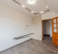 3-izb. byt, Nobelova ul., Nové Mesto, balkón, 5.p./7 - Prázdna miestnosť s dlažbou a drevenými dverami v 3-izbovom byte.