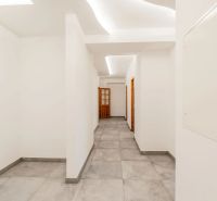 3-izb. byt, Nobelova ul., Nové Mesto, balkón, 5.p./7 - Chodba s bielymi stenami a keramickou dlažbou v 3-izbovom byte.