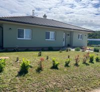 Novostavba 5 izbového rodinného domu v Jarku - Rodinný dom v Jarku s upravenou záhradou a satelitnou anténou na streche.
