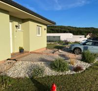 Novostavba 5 izbového rodinného domu v Jarku - Rodinný dom v Jarku s parkoviskom a úhľadnou záhradou na slnečnej strane.