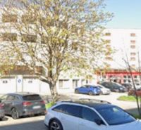 Garáž na ul. Pečnianska, Petržalka - Parkovisko pred bytovými domami na Pečnianskej ulici v Bratislave - Petržalke.