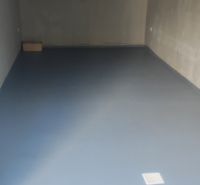 Garáž na Kramároch, ul. Royova - Interiér garáže s hladkou tmavou podlahou, Royova ulica, Bratislava - Nové Mesto.