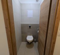 MODERNÁ ZARIADENÁ NOVOSTAVBA  takmer v centre - MAHULANKA - Toaleta v 2-izbovom byte s keramickými obkladmi a podlahou s dreveným dekorom.