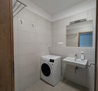 MODERNÁ ZARIADENÁ NOVOSTAVBA  takmer v centre - MAHULANKA - Kúpeľňa s práčkou a umývadlom v 2-izbovom byte.