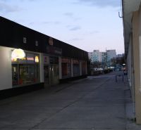 1-izb.byt, Holíčska, Petržalka, 1 p./12 - Ulica Holíčska v Bratislave - Petržalke s obchodmi a večernou atmosférou, v okolí 1-izbového bytu.