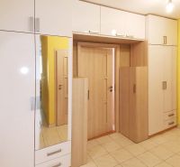 3-izb. byt na ul. Hornádska, Podunajské Biskupice - Priestranná predsieň s bielymi skriňami a zrkadlom v 3-izbovom byte.