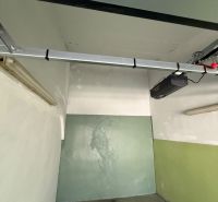 Garáž ul. Eisnerova, Devínska Nová Ves - Garáž s bielymi a zelenými stenami, betónovou podlahou, Bratislava - Devínska Nová Ves, Eisnerova.