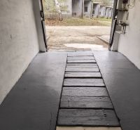 Garáž Púpavova, Karlova Ves + pivnica - Otvorená garáž na ulici Púpavová s príjazdovou cestou z betónu a drevenou podlahou.