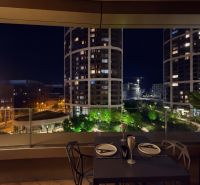 SKY PARK - dizajnový byt - výhľady do zelene  - Nočný výhľad z 3-izbového bytu na osvetlené budovy a mestskú parkovú zónu.