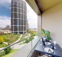 SKY PARK - dizajnový byt - výhľady do zelene  - Balkón s výhľadom na moderné budovy v Bratislave - Starom Meste, Továrenskej.