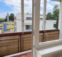 Útulný 2-izbový byt s loggiou na Tatranskej ulici, Stará Ľubovňa - Výhľad z balkóna na Tatranskej ulici v Starej Ľubovni s modernou architektúrou budov.