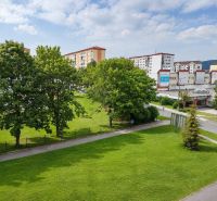 Útulný 2-izbový byt s loggiou na Tatranskej ulici, Stará Ľubovňa - Zelený park obklopený panelákmi na ulici Tatranská v meste Stará Ľubovňa.