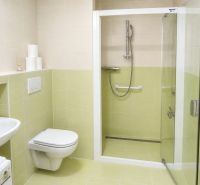 Útulný 2-izbový byt s loggiou na Tatranskej ulici, Stará Ľubovňa - Kúpeľňa s WC, sprchovým kútom a umývadlom v 2-izbovom byte.