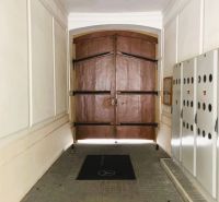 2-izb. byt v absolútnom centre Starého Mesta - Chodba s veľkými drevenými dverami a bezpečnostnými skrinkami v Bratislave na Konventnej.