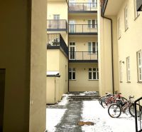 2-izb. byt v absolútnom centre Starého Mesta - Dvor s bicyklami a zasneženou dlažbou, Bratislava - Staré Mesto, Konventná.