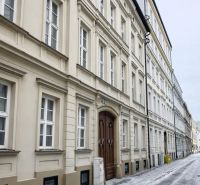 2-izb. byt v absolútnom centre Starého Mesta - Zasnežená ulica Konventná, Bratislava - Staré Mesto, so starobylými fasádami budov.