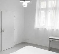2-izb. byt v absolútnom centre Starého Mesta - Biela izba s dvojitou posteľou, stolom a závesným osvetlením v 2-izbovom byte.