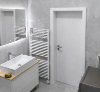 2-izb. byt v absolútnom centre Starého Mesta - Kúpeľňa v 2-izbovom byte s umývadlom, zrkadlom a sušiakom na uteráky.