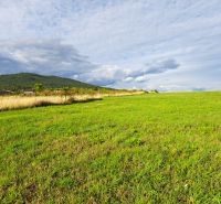 Stavebný pozemok 673 m2 v Štitároch s výhľadom na Zobor i Žibricu - Pozemky - bývanie v Štitároch s výhľadom na zelené kopce a rozkvitnutú lúku.