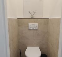 Novozrekonštruovaný 3-izb. byt, A. Gwerkovej, Petržalka - Ovsište - Toaleta s podlahou z dlaždíc a béžovým obkladom v 3-izbovom byte.