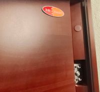 Novozrekonštruovaný 3-izb. byt, A. Gwerkovej, Petržalka - Ovsište - Bezpečnostné dvere v 3-izbovom byte s podlahou s dreveným dekorom, označené certifikátom.