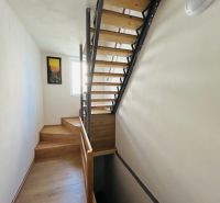 RD NA BÝVANIE AJ PODNIKANIE,1630m2,  SABINOVSKÁ Ul., PREŠOV - Schodisko s dreveným dekorom v rodinnom dome so svetlým interiérom a obrazom na stene.