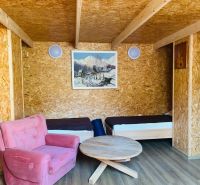 RD NA BÝVANIE AJ PODNIKANIE,1630m2,  SABINOVSKÁ Ul., PREŠOV - Izba v rodinnom dome s dvomi posteľami, ružovým kreslom a podlahou s dreveným dekorom.