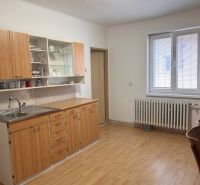 RD NA BÝVANIE AJ PODNIKANIE,1630m2,  SABINOVSKÁ Ul., PREŠOV - Kuchyňa s drevenou linkou a podlahou s dreveným dekorom v rodinnom dome.