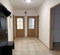 RD NA BÝVANIE AJ PODNIKANIE,1630m2,  SABINOVSKÁ Ul., PREŠOV - Chodba v rodinnom dome s dlažbou, drevenými dverami a vešiakom.