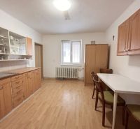 RD NA BÝVANIE AJ PODNIKANIE,1630m2, SABINOVSKÁ Ul., PREŠOV - Kuchyňa v rodinnom dome s podlahou s dreveným dekorom, drevenými skrinkami a jedálenským stolom.