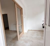RD NA BÝVANIE AJ PODNIKANIE,1630m2,  SABINOVSKÁ Ul., PREŠOV - Vchod so svetlými dlaždicami a presklenými dverami v rodinnom dome.