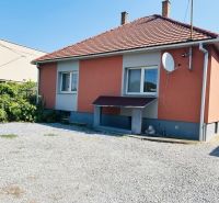 RD NA BÝVANIE AJ PODNIKANIE,1630m2,  SABINOVSKÁ Ul., PREŠOV - Rodinný dom na Sabinovskej ulici v Prešove, s oranžovou fasádou a štrkovým dvorom.