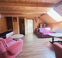 RD NA BÝVANIE AJ PODNIKANIE,1630m2,  SABINOVSKÁ Ul., PREŠOV - Podkrovná izba v rodinnom dome s ružovým nábytkom a podlahou s dreveným dekorom.