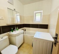 RD NA BÝVANIE AJ PODNIKANIE,1630m2,  SABINOVSKÁ Ul., PREŠOV - Kúpeľňa v rodinnom dome s vaňou, práčkou a umývadlom, svetlé obklady.