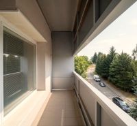 PREDAJ ! 2-iz.byt 68m2 vrátane balkóna a pivnice, Stred-Bánovce n/B. - Balkón 2-izbového bytu v Bánovciach nad Bebravou s výhľadom na cestu a stromy.