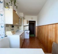 PREDAJ ! 2-iz.byt 68m2 vrátane balkóna a pivnice, Stred-Bánovce n/B. - Kuchyňa v 2-izbovom byte s dreveným dekorom podlahy a bielymi skrinkami.