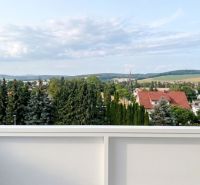 PREDAJ ! 2-iz.byt 68m2 vrátane balkóna a pivnice, Stred-Bánovce n/B. - Výhľad na zeleň a strechy v Bánovciach nad Bebravou z 2-izbového bytu.